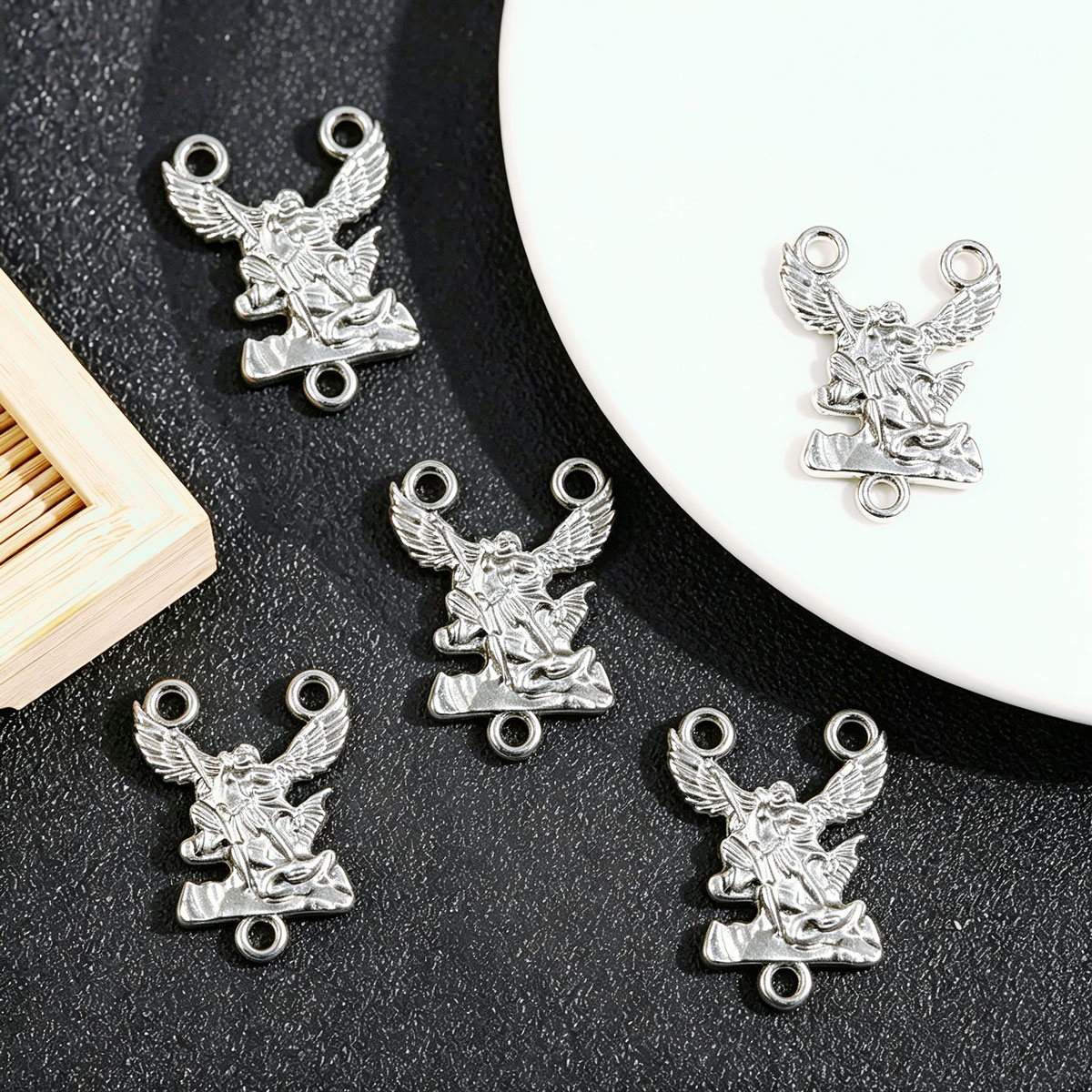 20 piezas de dijes de San Migu - Jewelry Making Michaels reseña y precio